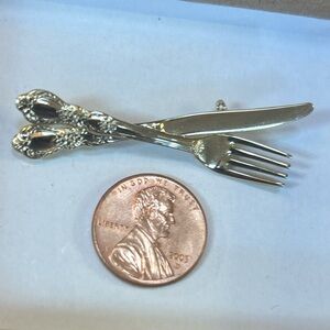Gold tone Cutlery Brooch fork and knife vintage cute pin